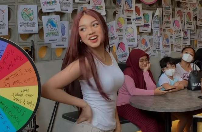 Potret Naura Ayu Jadi Pelayan Karen's Diner, Pasang Wajah Judes Malah Dibilang Makin Cantik!