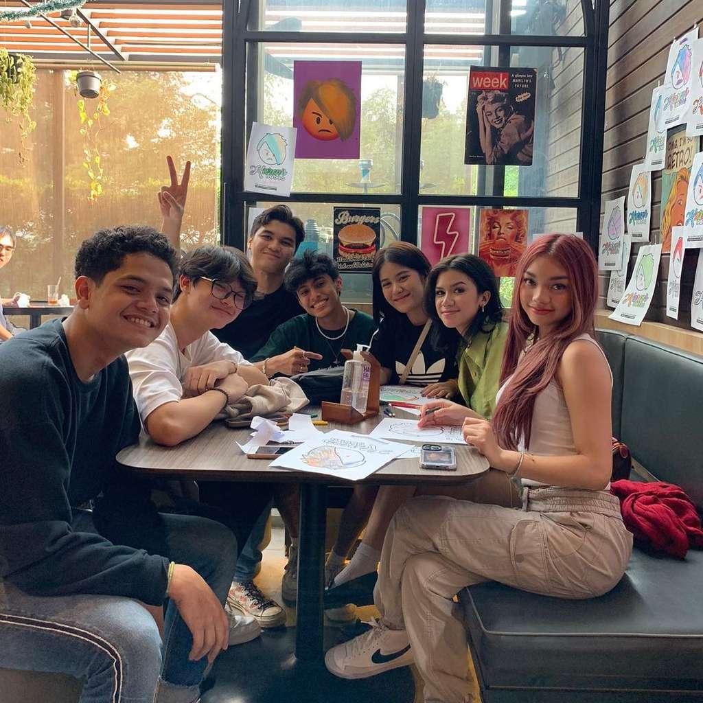 Potret Naura Ayu Jadi Pelayan Karen's Diner, Pasang Wajah Judes Malah Dibilang Makin Cantik!