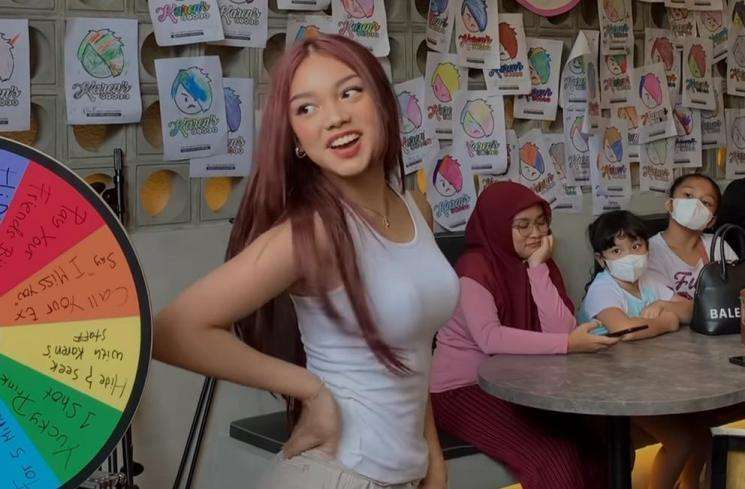 Potret Naura Ayu Jadi Pelayan Karen's Diner, Pasang Wajah Judes Malah Dibilang Makin Cantik!