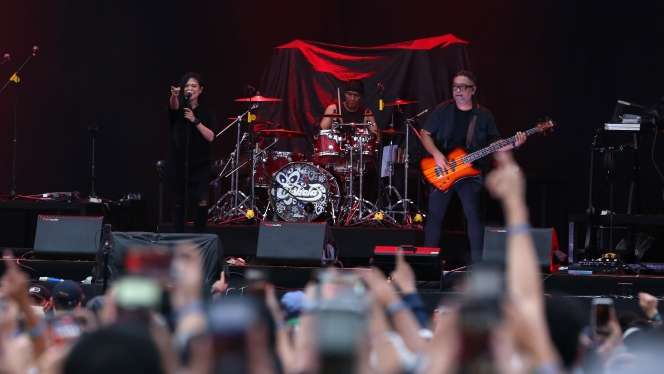FOTO: Band Cokelat Tampil Jadi Band Pembuka Konser Sheila On 7 Tunggu Aku di Jakarta