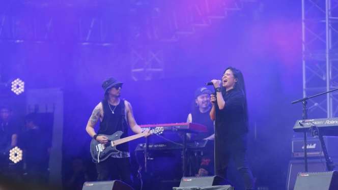 FOTO: Band Cokelat Tampil Jadi Band Pembuka Konser Sheila On 7 Tunggu Aku di Jakarta