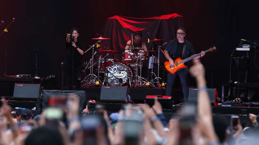 FOTO: Band Cokelat Tampil Jadi Band Pembuka Konser Sheila On 7 Tunggu Aku di Jakarta