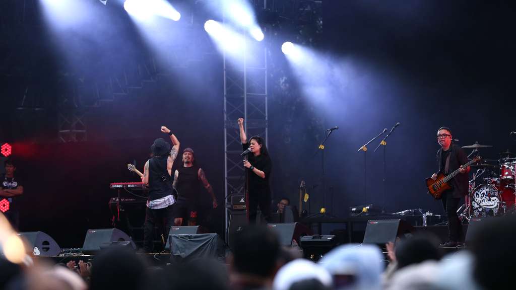 FOTO: Band Cokelat Tampil Jadi Band Pembuka Konser Sheila On 7 Tunggu Aku di Jakarta