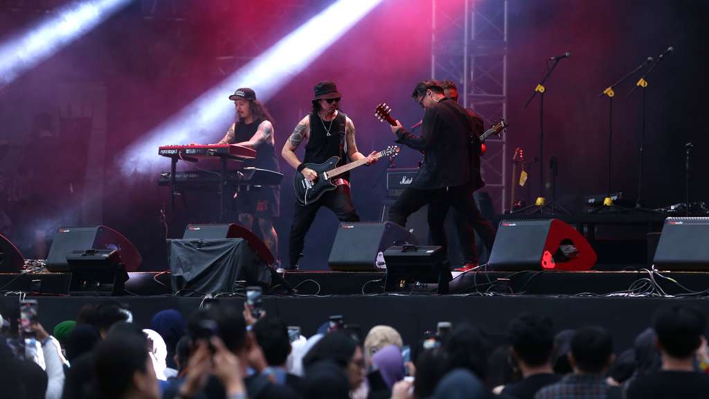 FOTO: Band Cokelat Tampil Jadi Band Pembuka Konser Sheila On 7 Tunggu Aku di Jakarta