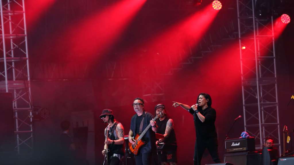 FOTO: Band Cokelat Tampil Jadi Band Pembuka Konser Sheila On 7 Tunggu Aku di Jakarta