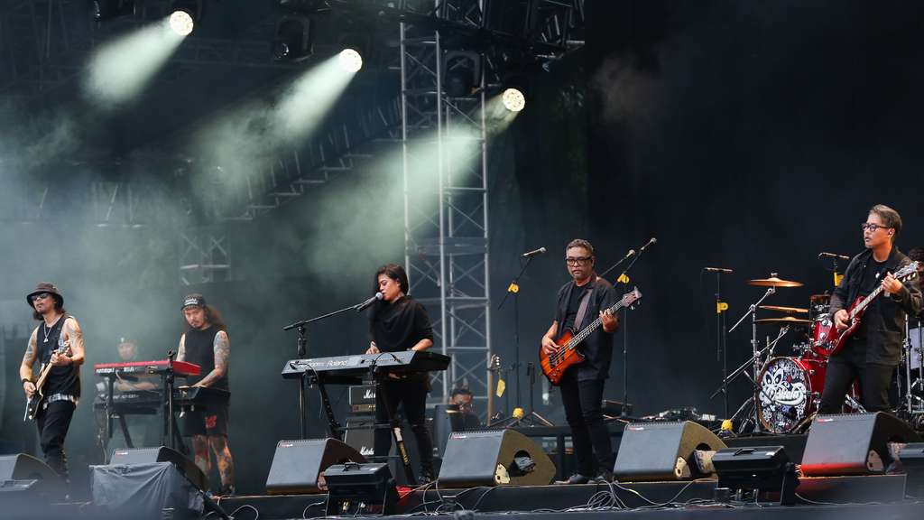 FOTO: Band Cokelat Tampil Jadi Band Pembuka Konser Sheila On 7 Tunggu Aku di Jakarta