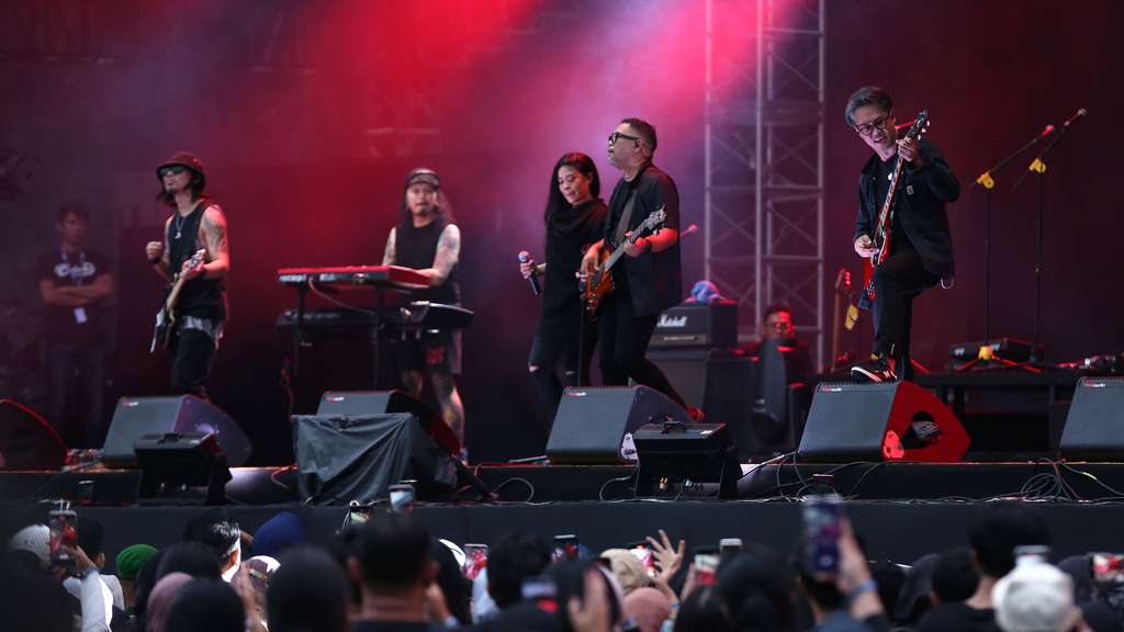 FOTO: Band Cokelat Tampil Jadi Band Pembuka Konser Sheila On 7 Tunggu Aku di Jakarta