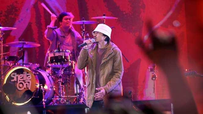 FOTO: Meriahnya Konser Sheila on 7 Bertajuk 'Tunggu Aku di Jakarta', Duta Berkaca-kaca Tahan Tangis