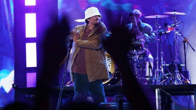 FOTO: Meriahnya Konser Sheila on 7 Bertajuk 'Tunggu Aku di Jakarta', Duta Berkaca-kaca Tahan Tangis