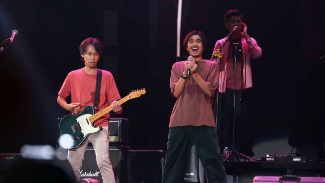 FOTO: Meriahnya Konser Sheila on 7 Bertajuk 'Tunggu Aku di Jakarta', Duta Berkaca-kaca Tahan Tangis