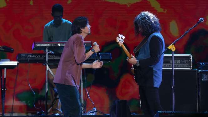 FOTO: Meriahnya Konser Sheila on 7 Bertajuk 'Tunggu Aku di Jakarta', Duta Berkaca-kaca Tahan Tangis