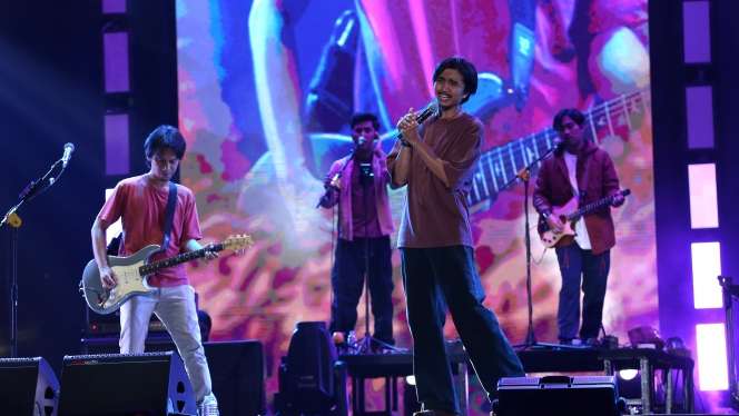 FOTO: Meriahnya Konser Sheila on 7 Bertajuk 'Tunggu Aku di Jakarta', Duta Berkaca-kaca Tahan Tangis