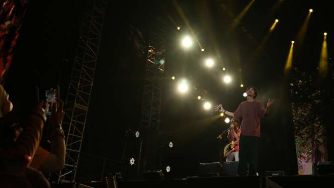 FOTO: Meriahnya Konser Sheila on 7 Bertajuk 'Tunggu Aku di Jakarta', Duta Berkaca-kaca Tahan Tangis
