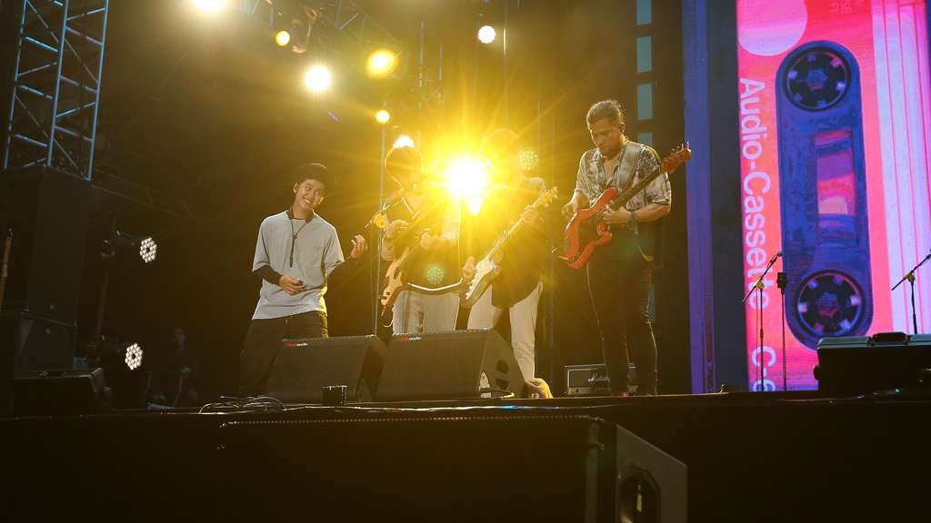 FOTO: Meriahnya Konser Sheila on 7 Bertajuk 'Tunggu Aku di Jakarta', Duta Berkaca-kaca Tahan Tangis