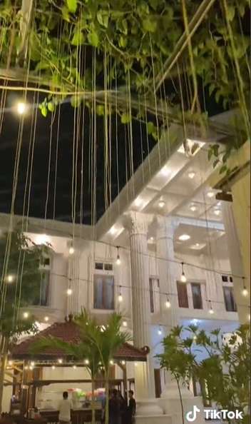 Potret Rumah Mewah Viral yang Dijadikan Angkringan, Netizen: `The Real Orang Kaya Gabut`
