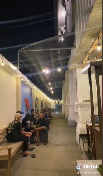 Potret Rumah Mewah Viral yang Dijadikan Angkringan, Netizen: `The Real Orang Kaya Gabut`