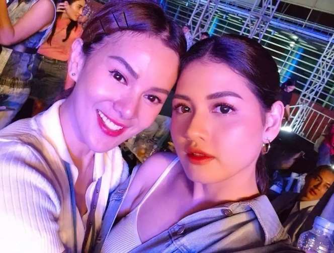 Gaya 10 Artis Nonton Konser Sheila On 7, Nia Ramadhani Dipuji Paling Cantik & Keren Abis!