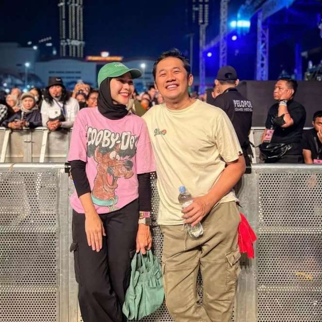 Gaya 10 Artis Nonton Konser Sheila On 7, Nia Ramadhani Dipuji Paling Cantik & Keren Abis!