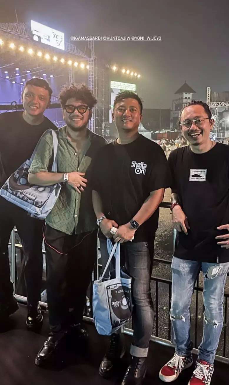 Gaya 10 Artis Nonton Konser Sheila On 7, Nia Ramadhani Dipuji Paling Cantik & Keren Abis!