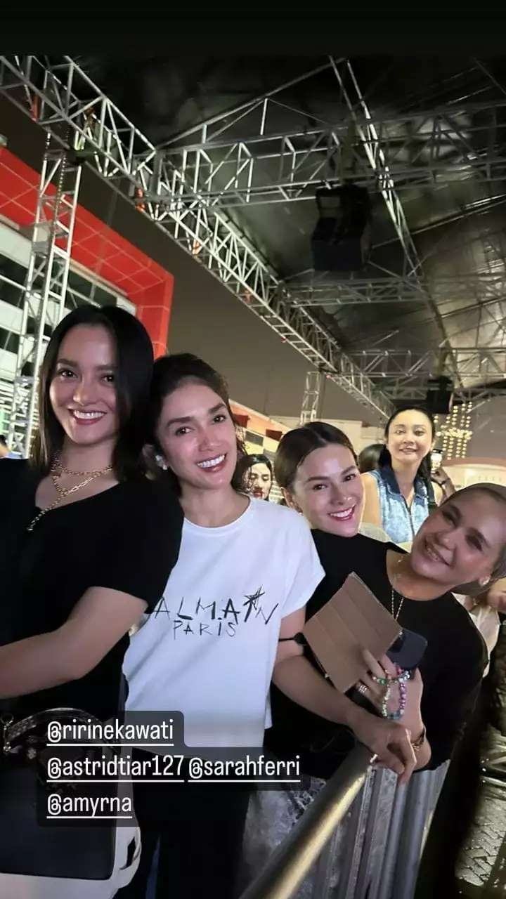 Gaya 10 Artis Nonton Konser Sheila On 7, Nia Ramadhani Dipuji Paling Cantik & Keren Abis!