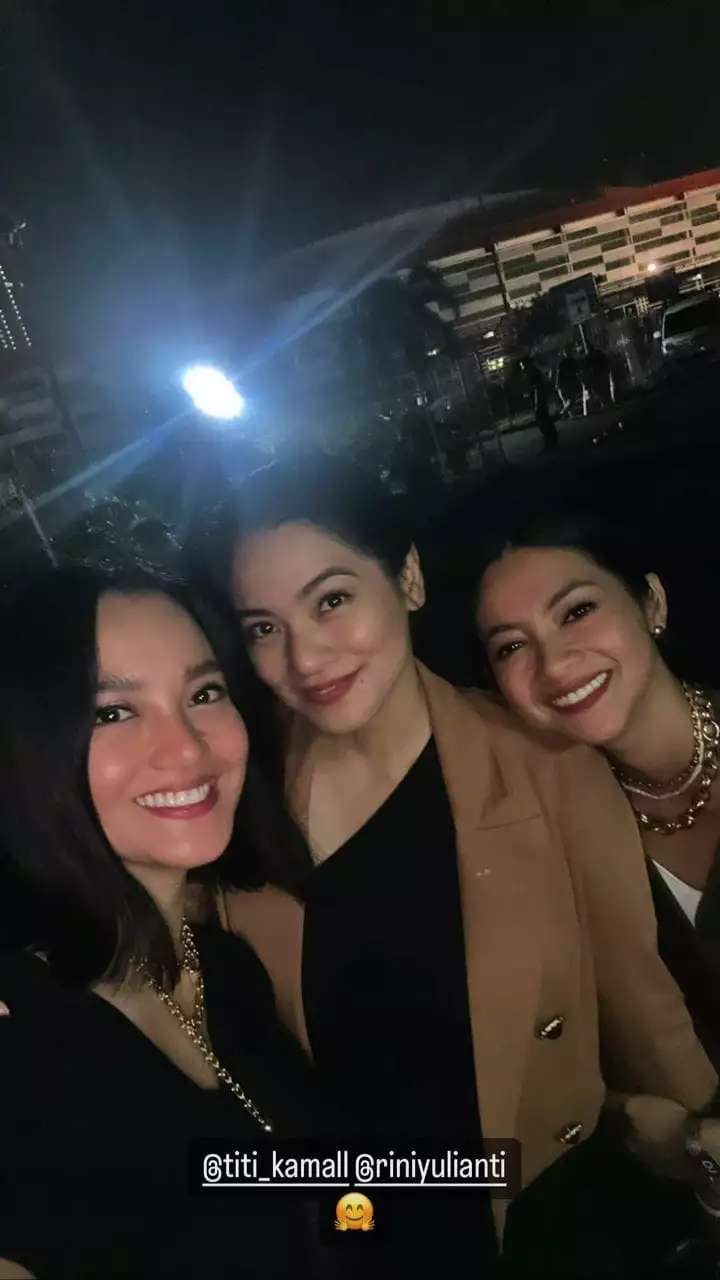 Gaya 10 Artis Nonton Konser Sheila On 7, Nia Ramadhani Dipuji Paling Cantik & Keren Abis!