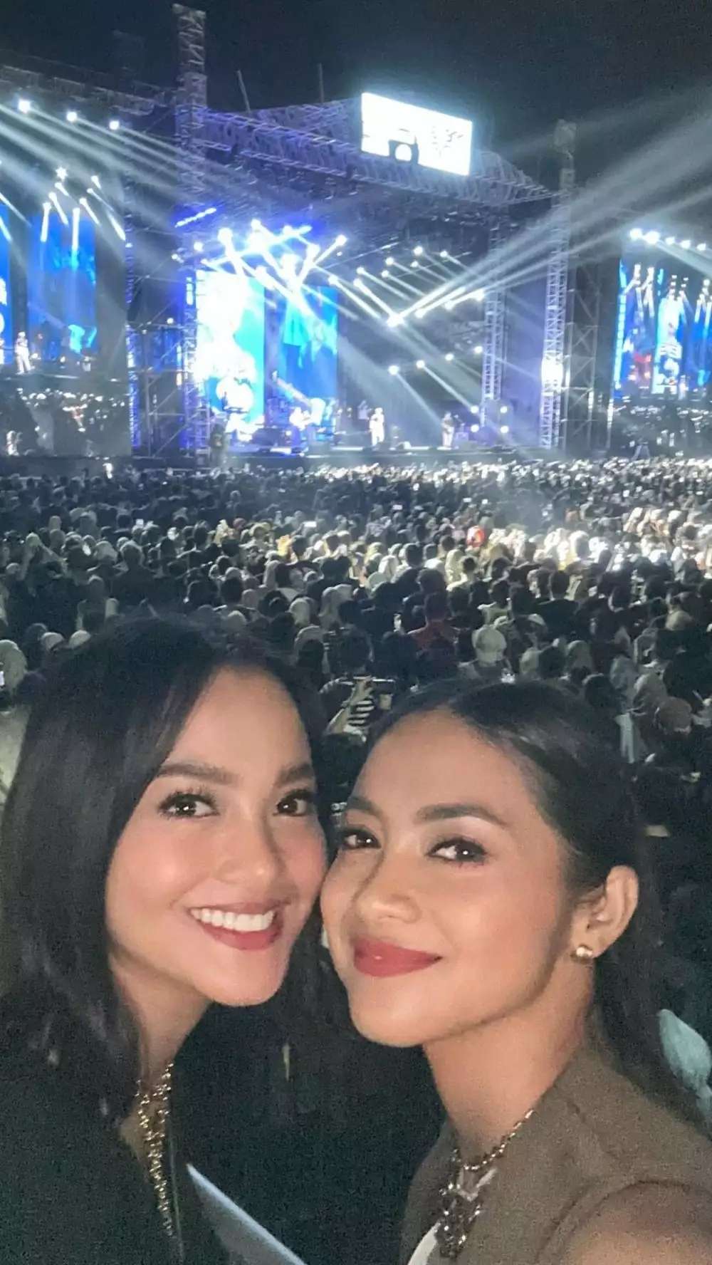 Gaya 10 Artis Nonton Konser Sheila On 7, Nia Ramadhani Dipuji Paling Cantik & Keren Abis!