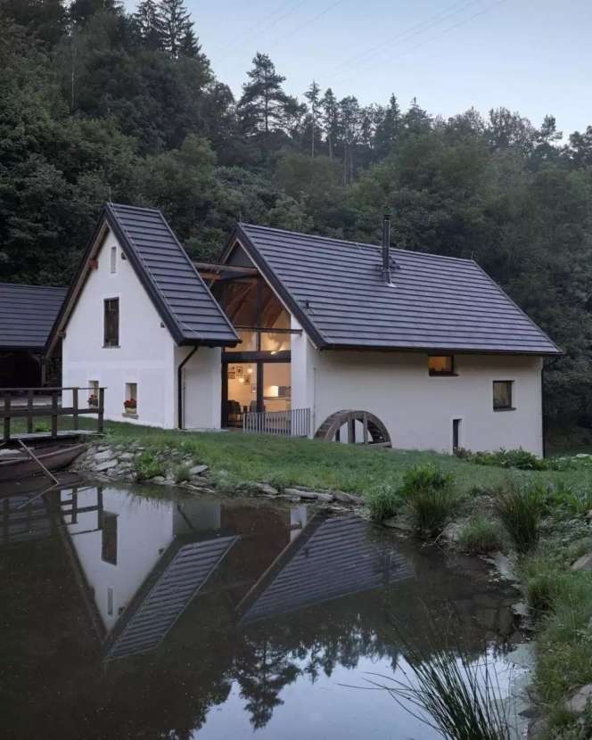 Pabrik Terbengkalai Direnovasi Jadi Rumah Unik di Tengah Danau, Dalamnya Bikin Melongo, Ini Potretnya