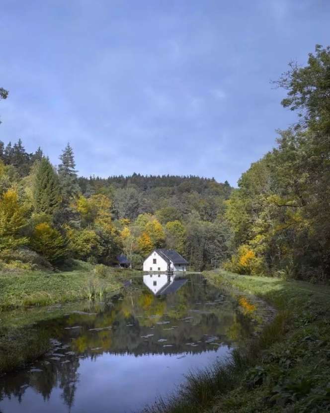 Pabrik Terbengkalai Direnovasi Jadi Rumah Unik di Tengah Danau, Dalamnya Bikin Melongo, Ini Potretnya
