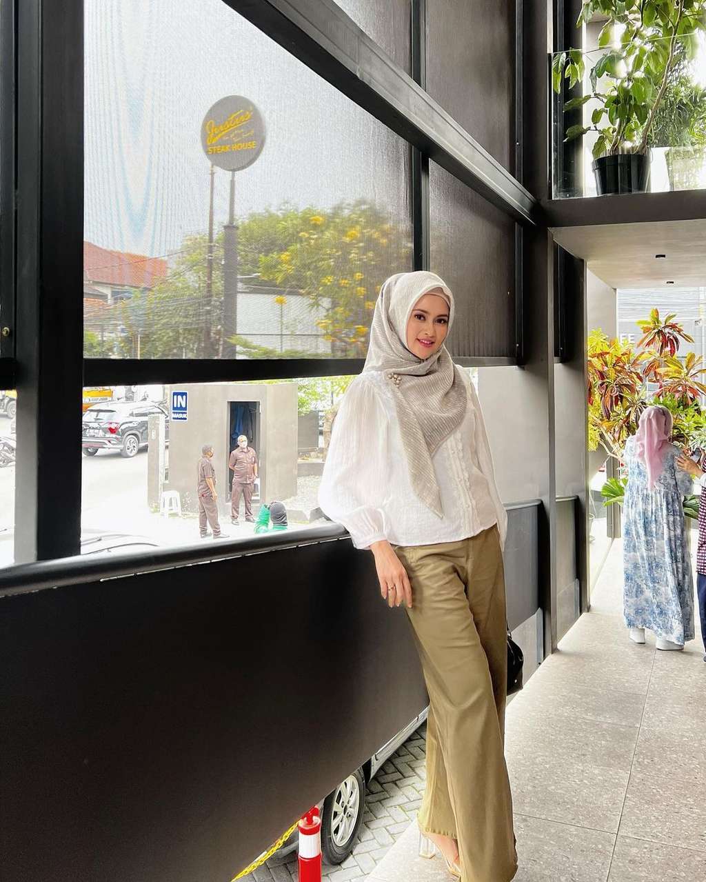 Potret Ratu Dewi Pemeran Kokom Teman Oneng di Bajaj Bajuri, Kini Penampilannya Berubah Drastis!