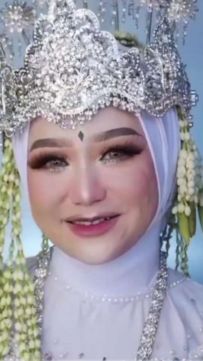 Wanita Penuh Jerawat Meradang & Bopeng Dirias MUA Jadi Pengantin, Hasilnya Bikin Kaget!