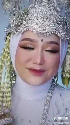 Wanita Penuh Jerawat Meradang & Bopeng Dirias MUA Jadi Pengantin, Hasilnya Bikin Kaget!