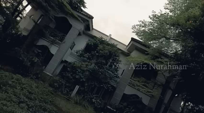 Potret Rumah Mewah Terbengkalai 25 Tahun Milik Miliader, Isi Dalamnya Bikin Merinding!