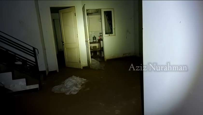 Potret Rumah Mewah Terbengkalai 25 Tahun Milik Miliader, Isi Dalamnya Bikin Merinding!