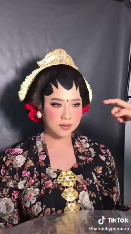 Potret Pengantin Berambut Pirang Minta Dirias Pakai Paes Jogja, Hasilnya Malah Bikin Syok!