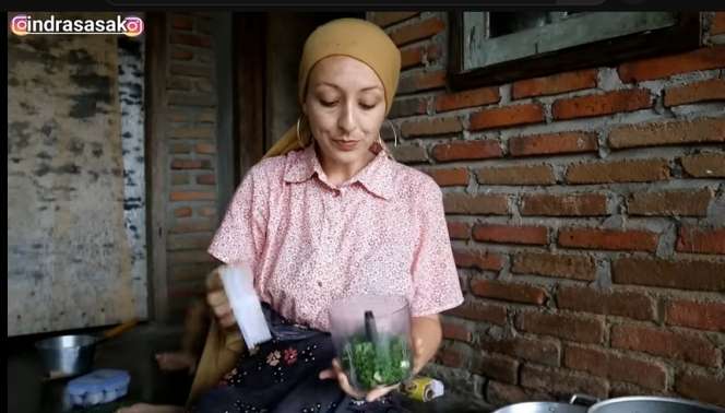 Ingat Melissa Bule Prancis yang Dinikahi Pria Lombok? Hidupnya Berubah Total, Kini Terbiasa Masak di Lantai Rumah!