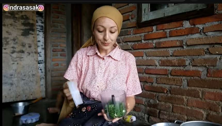 Ingat Melissa Bule Prancis yang Dinikahi Pria Lombok? Hidupnya Berubah Total, Kini Terbiasa Masak di Lantai Rumah!