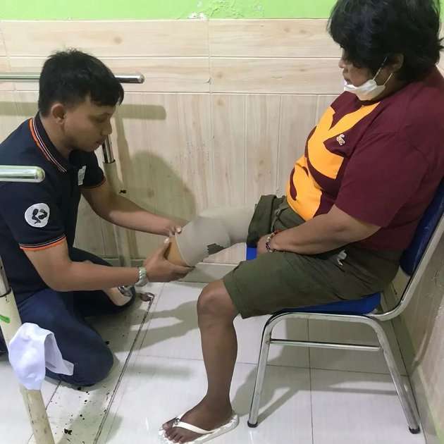 Pakai Kaki Palsu, Lihat 10 Potret Haru Suti Karno Usai Diamputasi Karena Diabetes