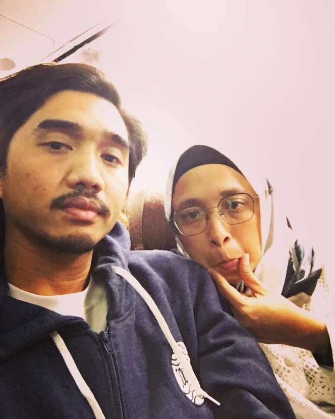 Adu Gaya Istri Duta VS Erros Sheila On 7, Punya Penampilan Sederhana Bikin Adem Lihatnya!