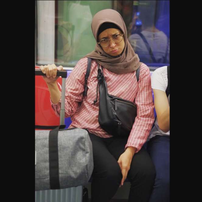 Adu Gaya Istri Duta VS Erros Sheila On 7, Punya Penampilan Sederhana Bikin Adem Lihatnya!