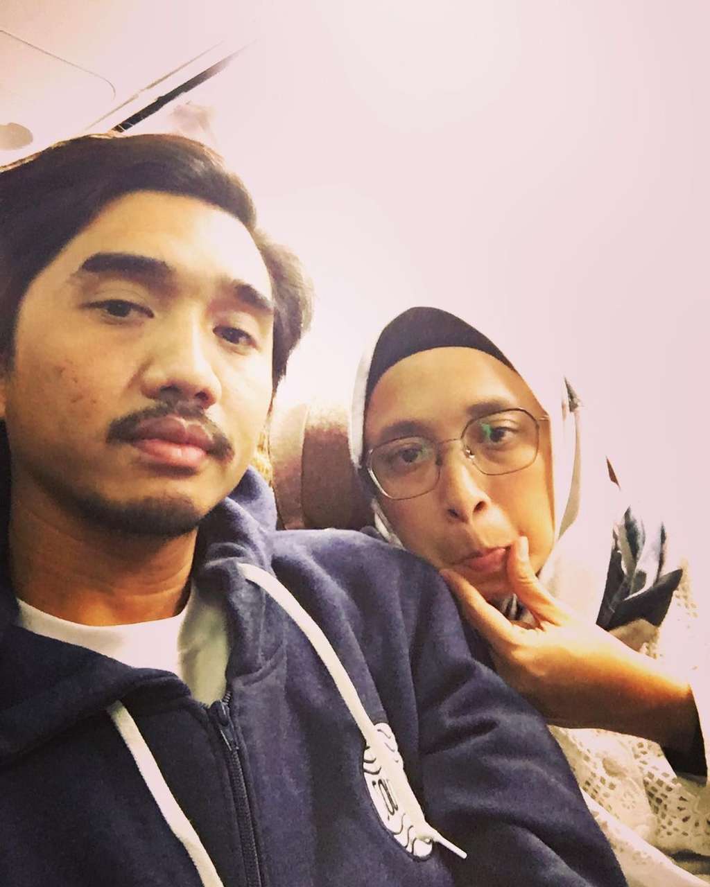 Adu Gaya Istri Duta VS Erros Sheila On 7, Punya Penampilan Sederhana Bikin Adem Lihatnya!