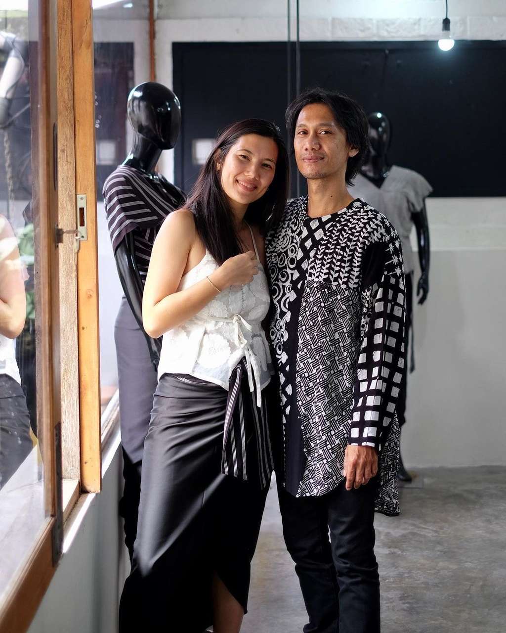 Adu Gaya Istri Duta VS Erros Sheila On 7, Punya Penampilan Sederhana Bikin Adem Lihatnya!