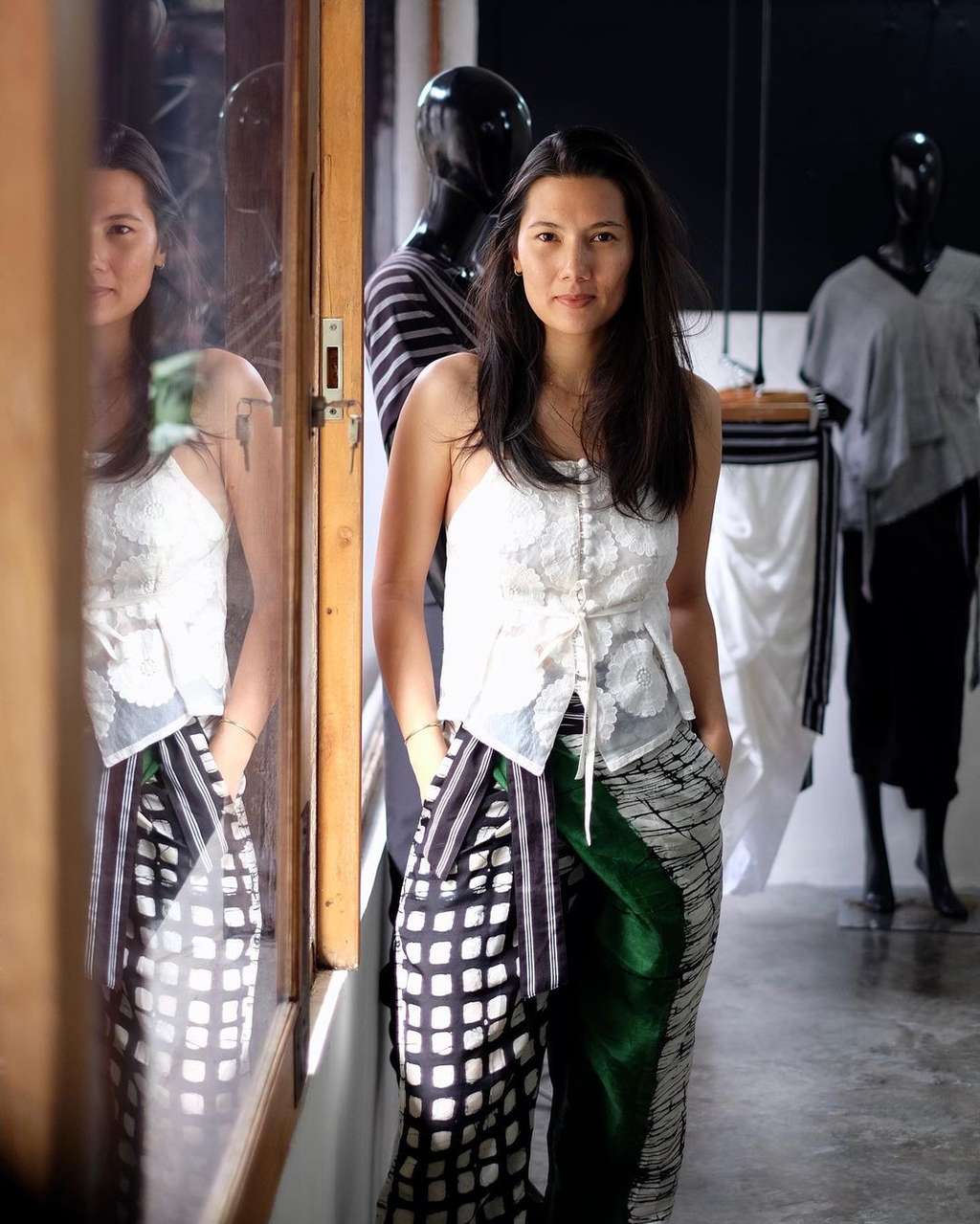 Adu Gaya Istri Duta VS Erros Sheila On 7, Punya Penampilan Sederhana Bikin Adem Lihatnya!