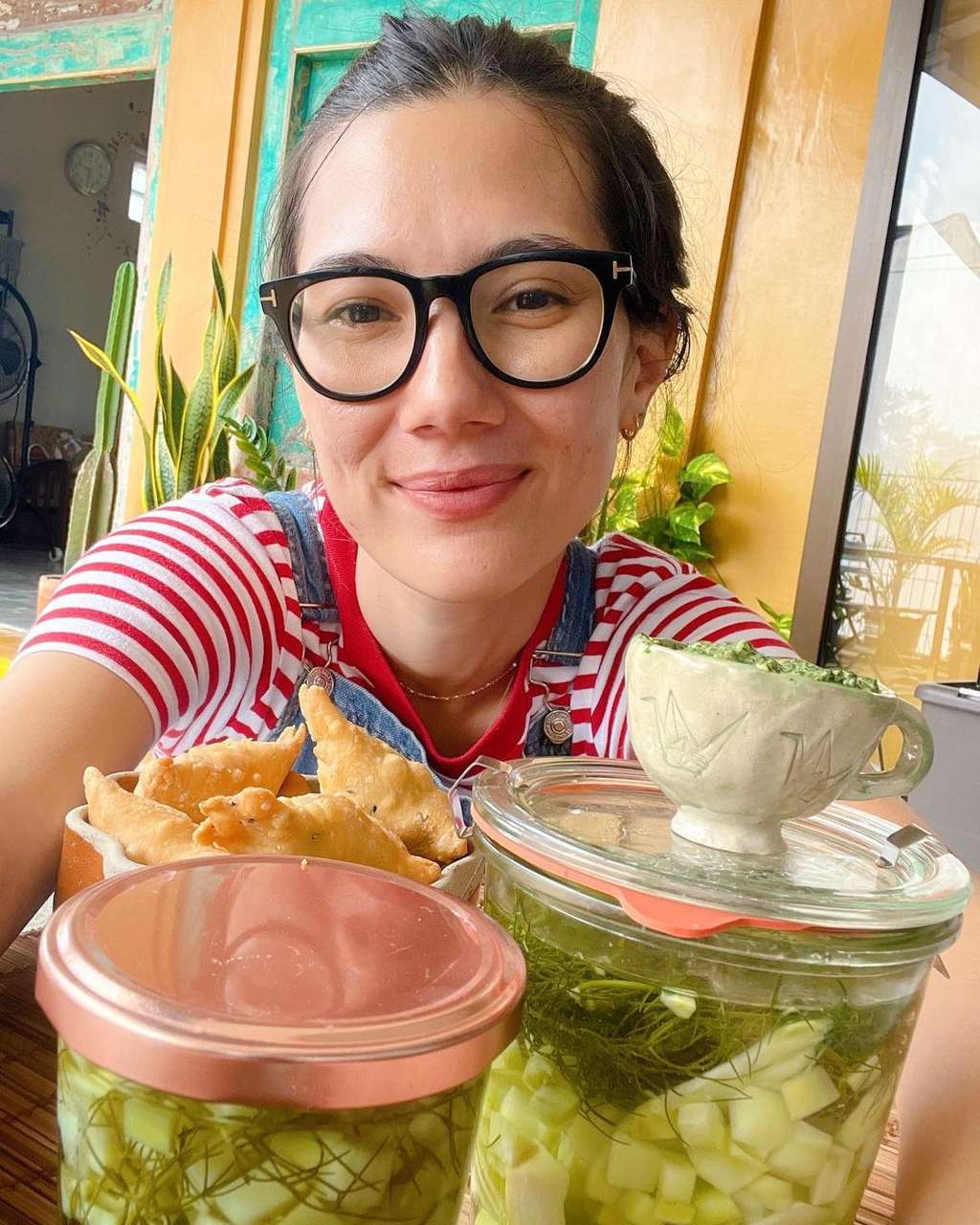 Adu Gaya Istri Duta VS Erros Sheila On 7, Punya Penampilan Sederhana Bikin Adem Lihatnya!