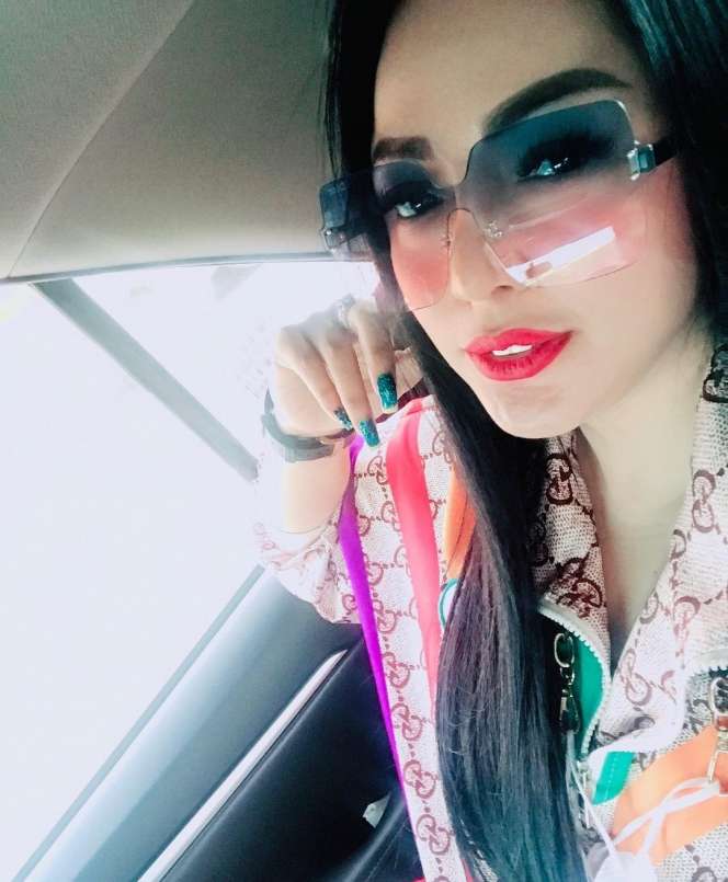 Masih Ingat Regina Mantan Istri Farhat Abbas? Dulu Jadi Asisten Pengacara Kini Banting Stir Jadi Pedangdut, Penampilannya Bikin Pangling!