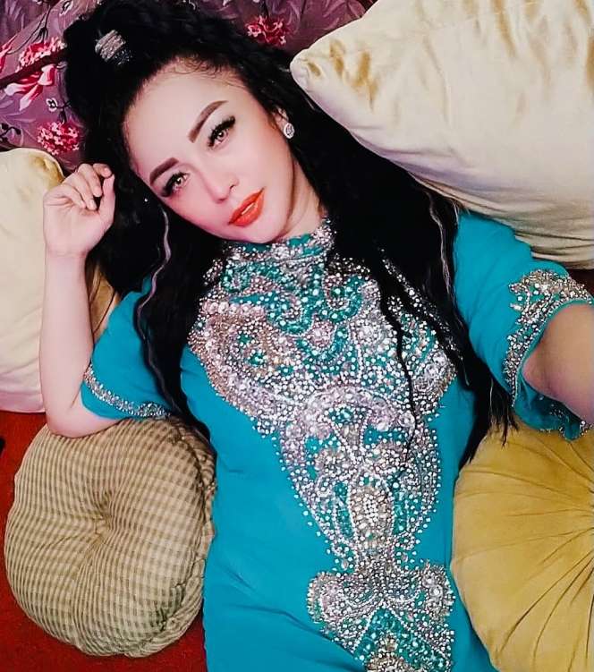 Masih Ingat Regina Mantan Istri Farhat Abbas? Dulu Jadi Asisten Pengacara Kini Banting Stir Jadi Pedangdut, Penampilannya Bikin Pangling!
