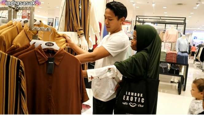 Viral Bule Cantik Asal Prancis Ajak Ibu Mertua dari Kampung Shopping di Mal, Bikin Haru
