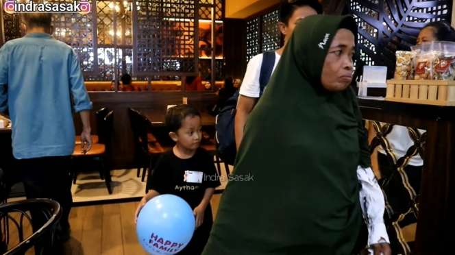 Viral Bule Cantik Asal Prancis Ajak Ibu Mertua dari Kampung Shopping di Mal, Bikin Haru