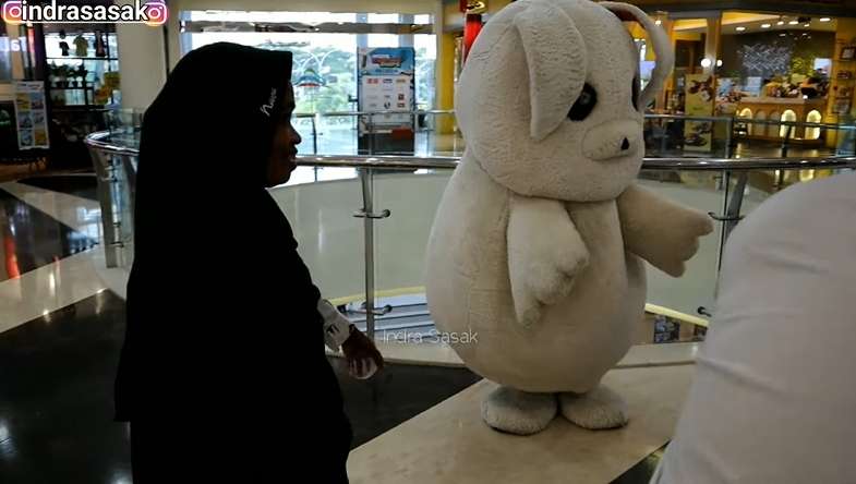 Viral Bule Cantik Asal Prancis Ajak Ibu Mertua dari Kampung Shopping di Mal, Bikin Haru