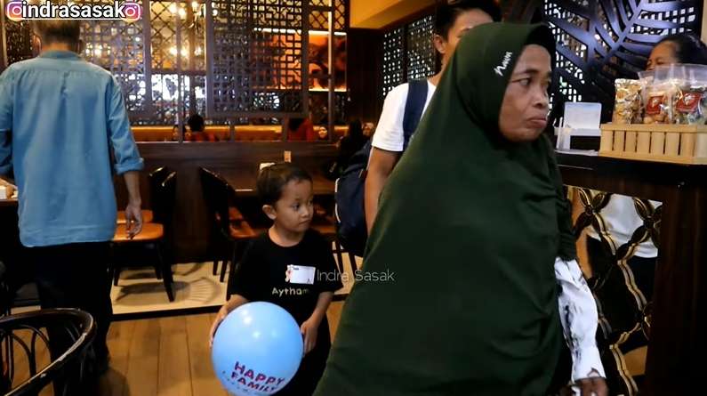 Viral Bule Cantik Asal Prancis Ajak Ibu Mertua dari Kampung Shopping di Mal, Bikin Haru