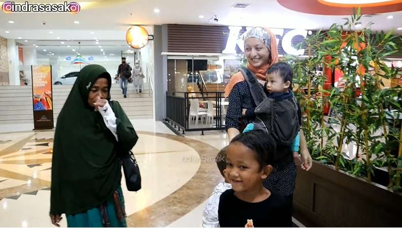 Viral Bule Cantik Asal Prancis Ajak Ibu Mertua dari Kampung Shopping di Mal, Bikin Haru